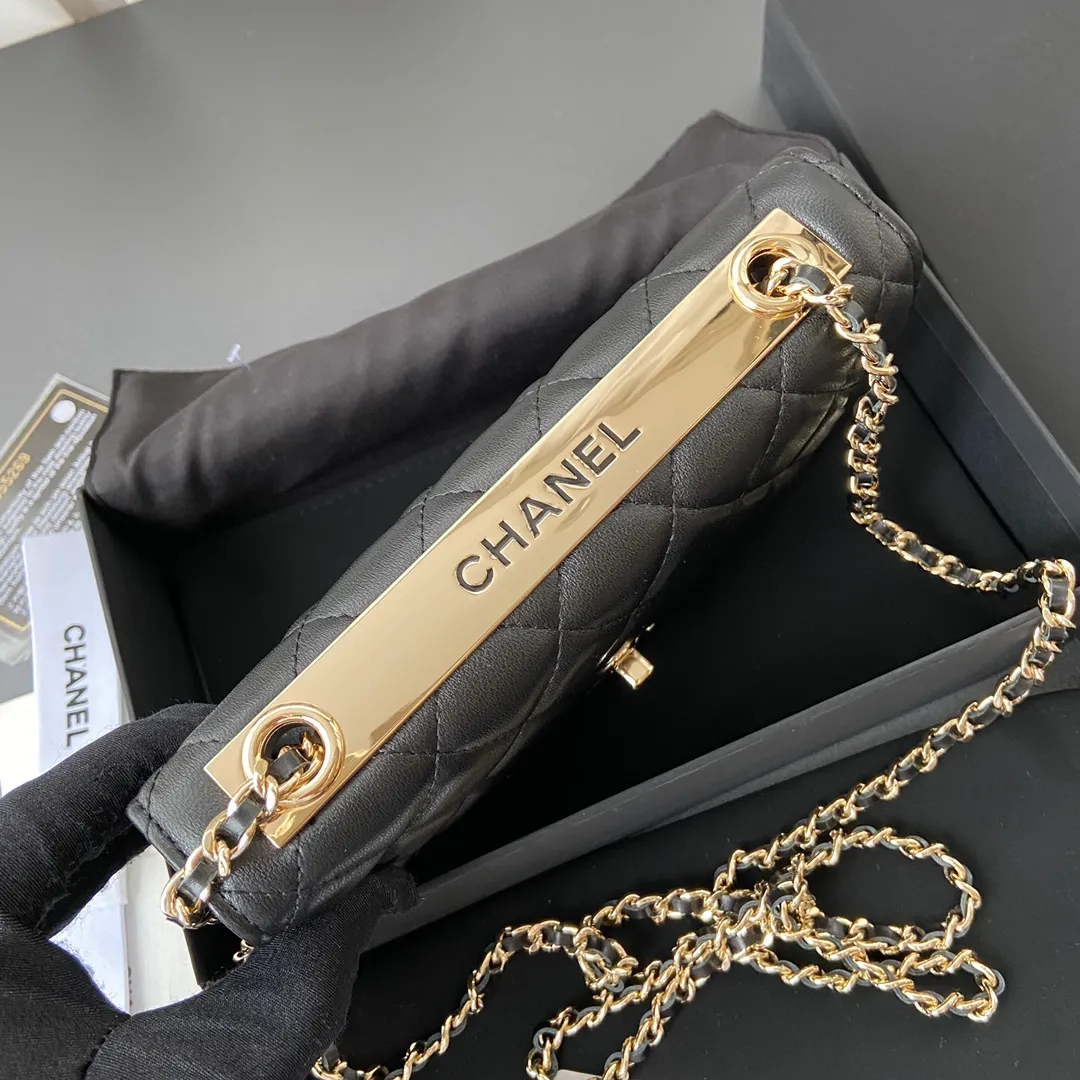 Xiaoxiang imported Italian lambskin Item number: A80982 Price: 800 Size: w13×h19.5×3.5cm Color: black lambskin gold steel mark