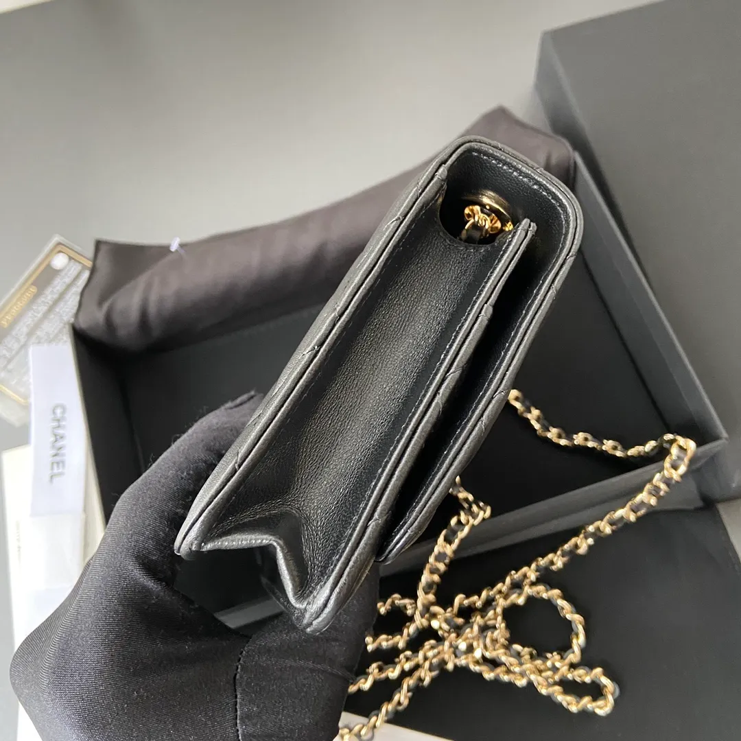 Xiaoxiang imported Italian lambskin Item number: A80982 Price: 800 Size: w13×h19.5×3.5cm Color: black lambskin gold steel mark