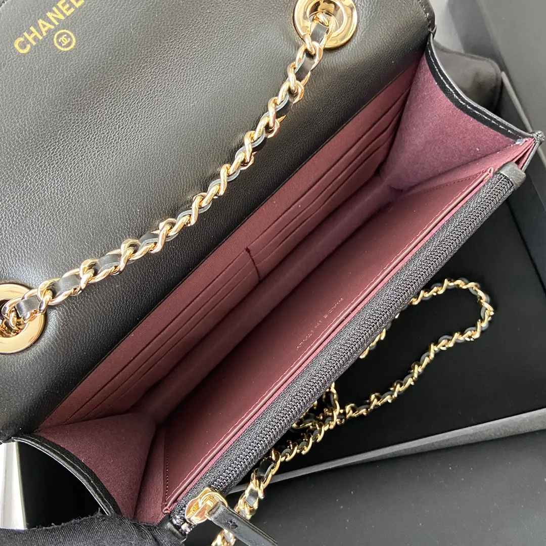 Xiaoxiang imported Italian lambskin Item number: A80982 Price: 800 Size: w13×h19.5×3.5cm Color: black lambskin gold steel mark