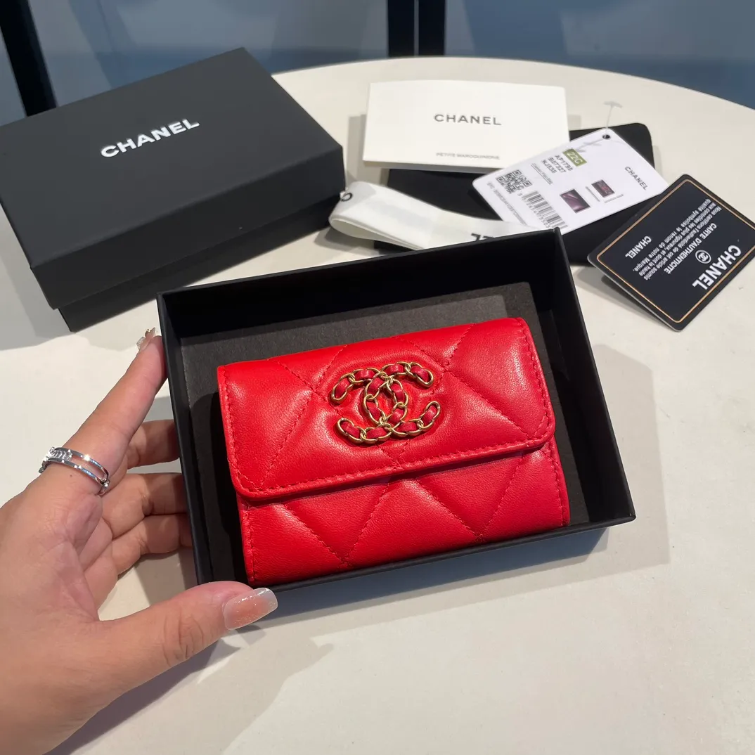 💰300😊Upgraded version💋🆕Ohanel new color🆕The latest hijab card holder, the texture of goatskin is invincible 😼The 19 series that is mainly promoted this season is the big rhombus, with a strong retro style👝Is there anyone who wants to buy each color🧸 The logo is eye-catching and unique, the goatskin has a faint luster, and the temperament instantly ups and downs❣The fashionable style and style are also co-created by Karl and Viard. The first series launched by the new artistic director will be a key recommendation of the brand from this year to next year, conveying the essence of the brand, with a full set of packaging 1790🍃size: 8.5*11cm