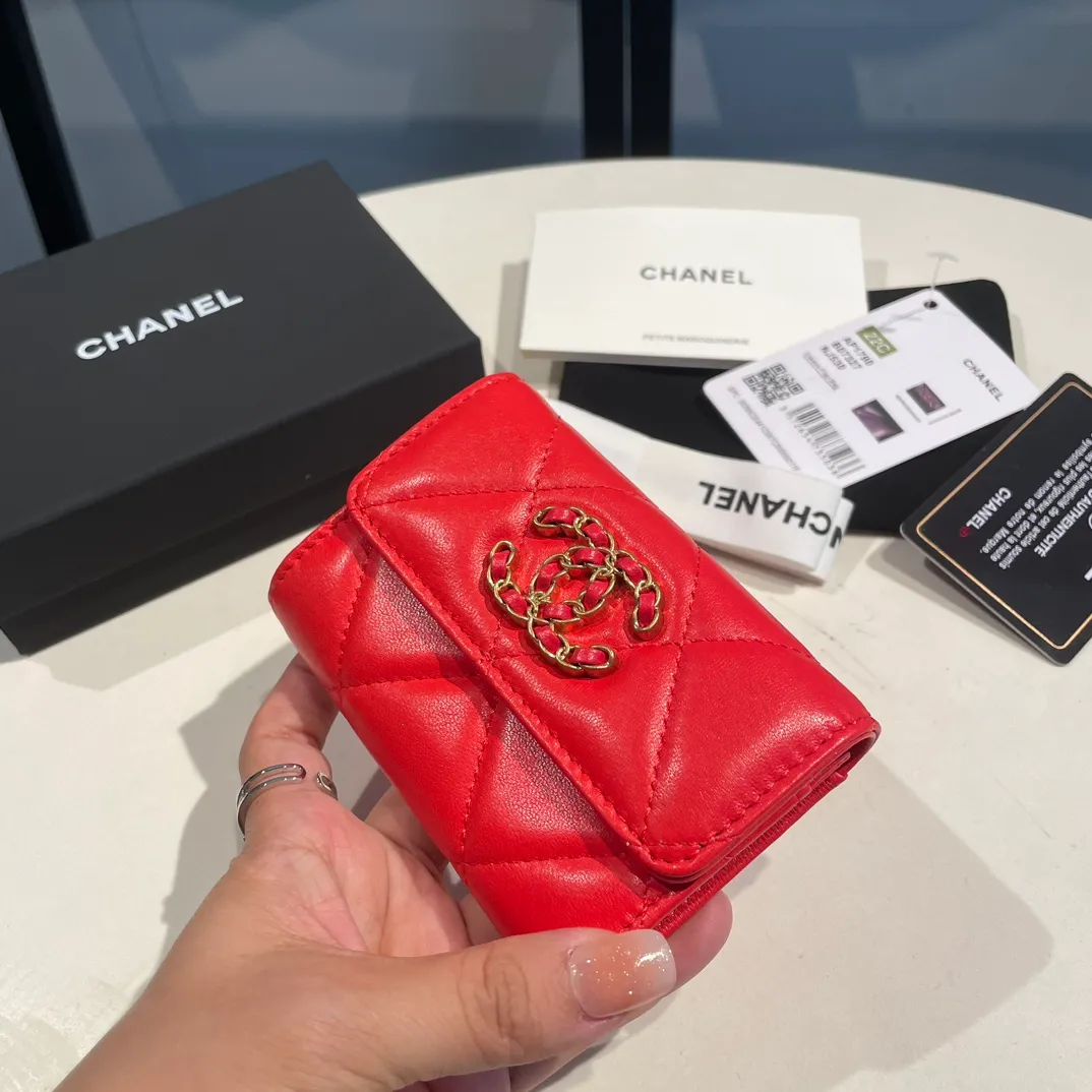 💰300😊Upgraded version💋🆕Ohanel new color🆕The latest hijab card holder, the texture of goatskin is invincible 😼The 19 series that is mainly promoted this season is the big rhombus, with a strong retro style👝Is there anyone who wants to buy each color🧸 The logo is eye-catching and unique, the goatskin has a faint luster, and the temperament instantly ups and downs❣The fashionable style and style are also co-created by Karl and Viard. The first series launched by the new artistic director will be a key recommendation of the brand from this year to next year, conveying the essence of the brand, with a full set of packaging 1790🍃size: 8.5*11cm