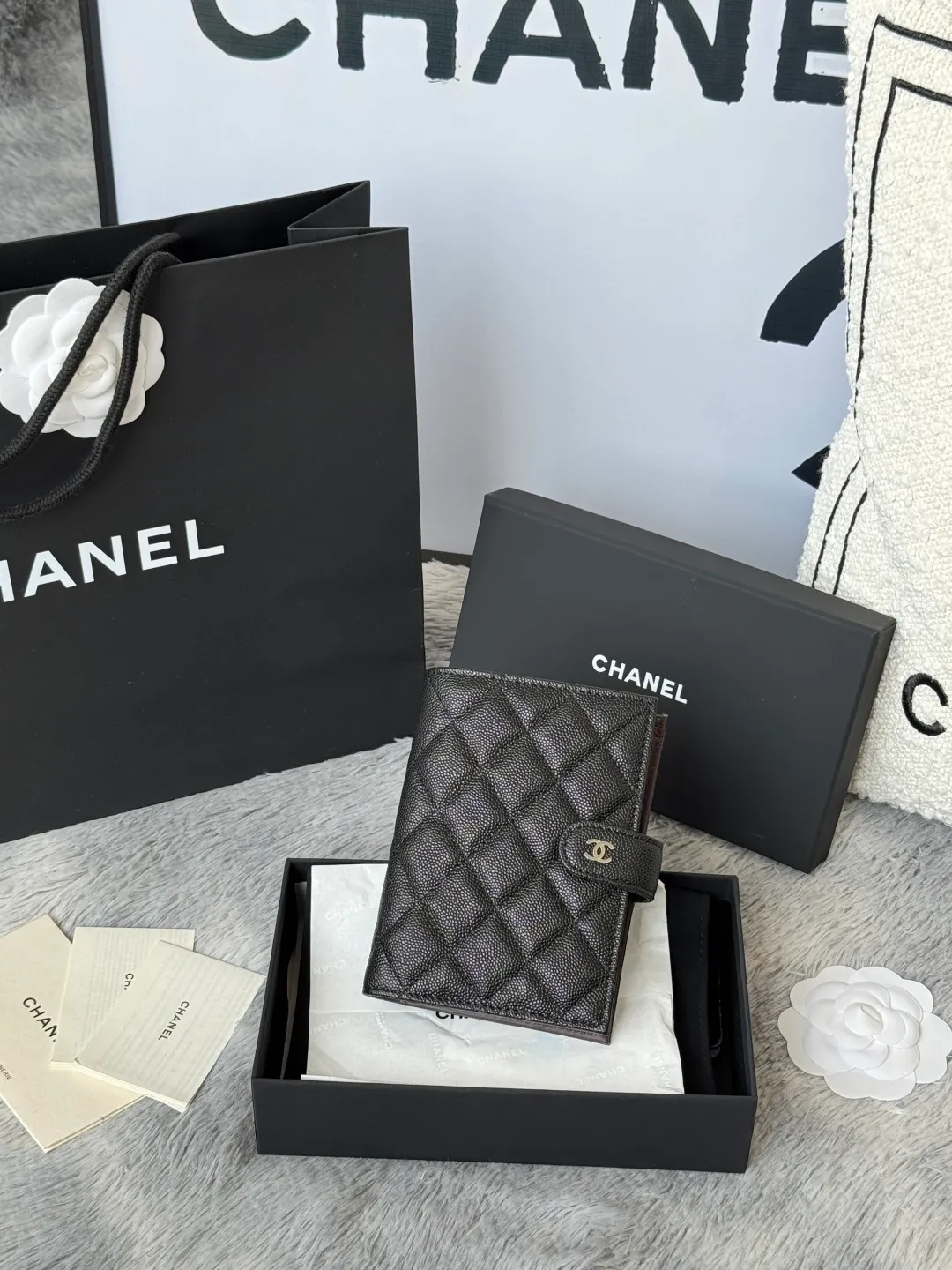 💰440💰4050 New product launched Passport wallet 2-in-1 passport holder that can hold cash, credit card and passport. CHANEL multifunctional passport holder, original quality, imported caviar, cowhide, color as shown in the picture, exclusive real shot, this design may also enter the classic series in the future. Style number: AP6392 Size: 15*10*3cm.
