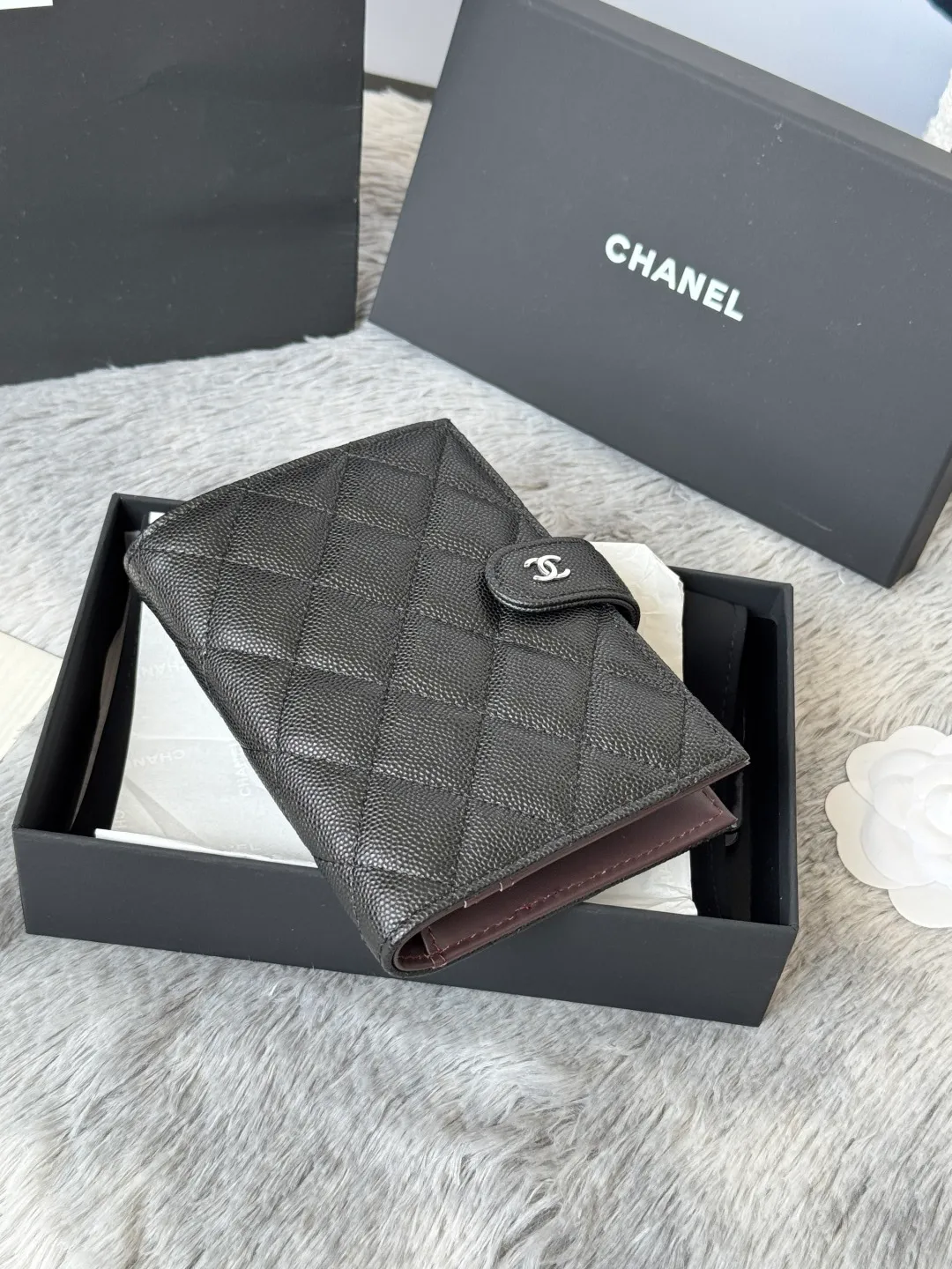 💰440💰4050 New product launched Passport wallet 2-in-1 passport holder that can hold cash, credit card and passport. CHANEL multifunctional passport holder, original quality, imported caviar, cowhide, color as shown in the picture, exclusive real shot, this design may also enter the classic series in the future. Style number: AP6392 Size: 15*10*3cm.