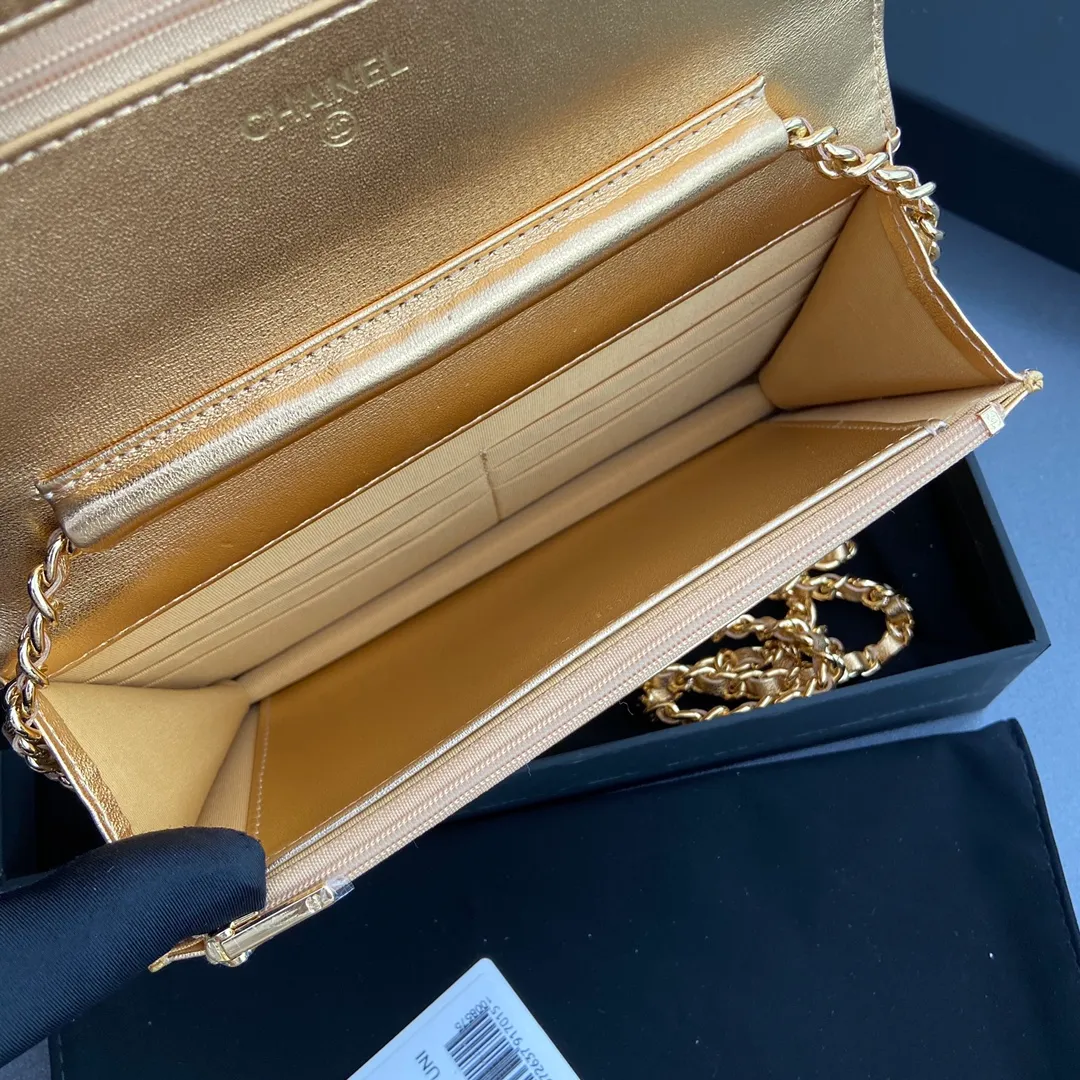 Xiaoxiang imported Italian lambskin Item number: A0250 💰: 640 Size: w20×h13×d3.5cm Color: golden sheepskin golden steel mark