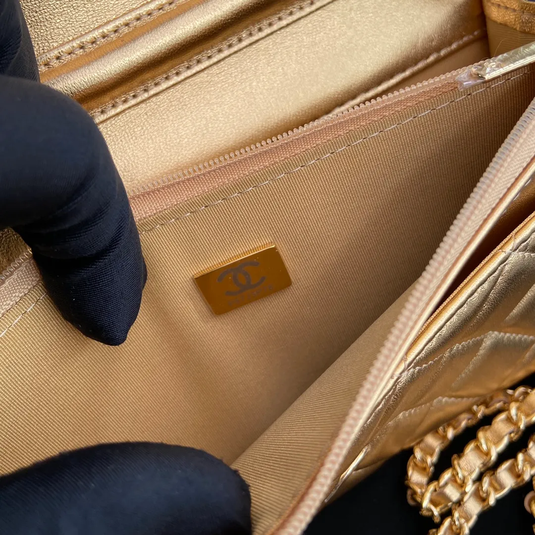 Xiaoxiang imported Italian lambskin Item number: A0250 💰: 640 Size: w20×h13×d3.5cm Color: golden sheepskin golden steel mark