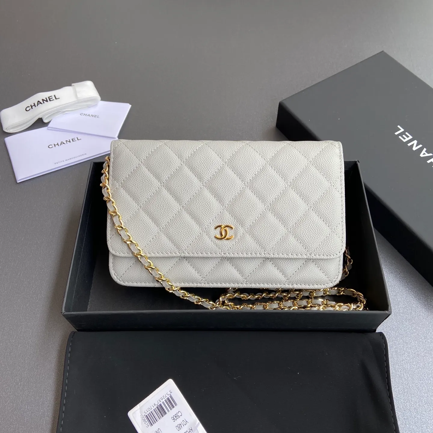 Xiaoxiang imported Italian grained calfskin Item No.: A0250 Price: 640 Size: w20×h13×d3.5cm Color: Light gray fine ball pattern golden steel mark