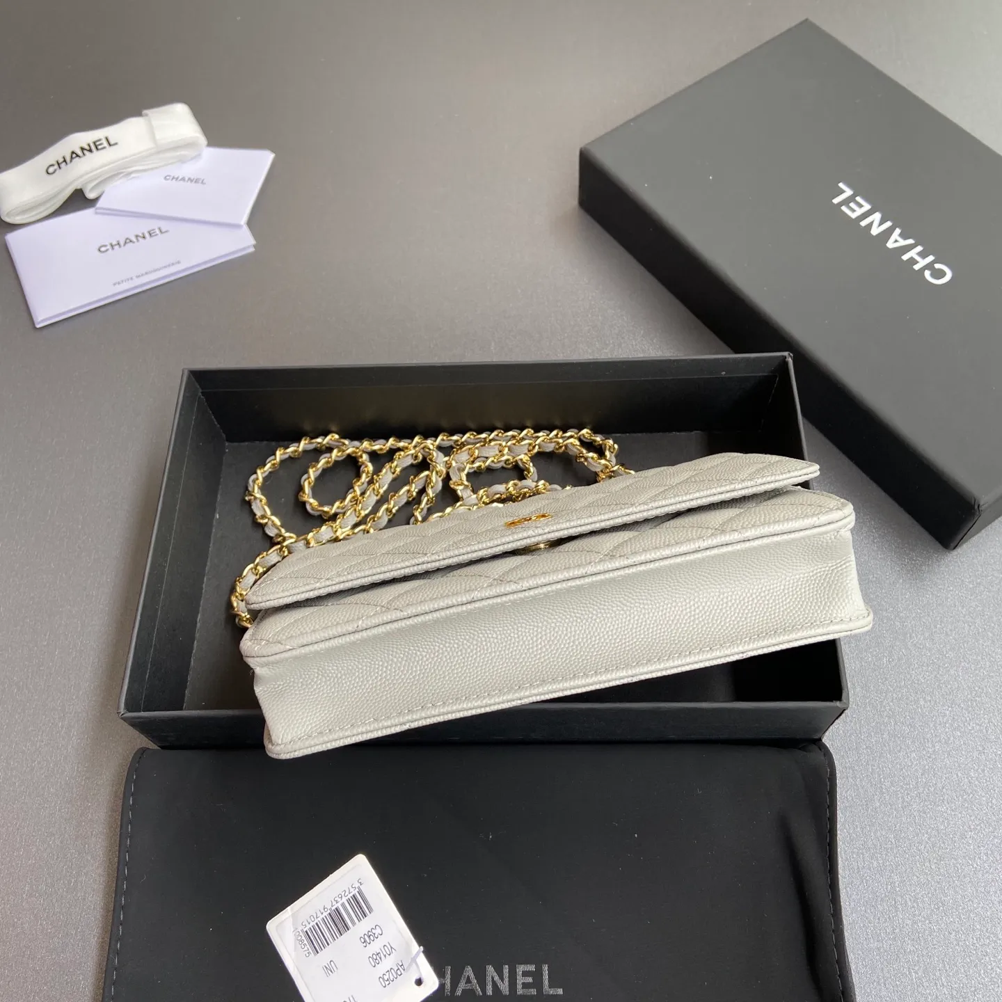 Xiaoxiang imported Italian grained calfskin Item No.: A0250 Price: 640 Size: w20×h13×d3.5cm Color: Light gray fine ball pattern golden steel mark
