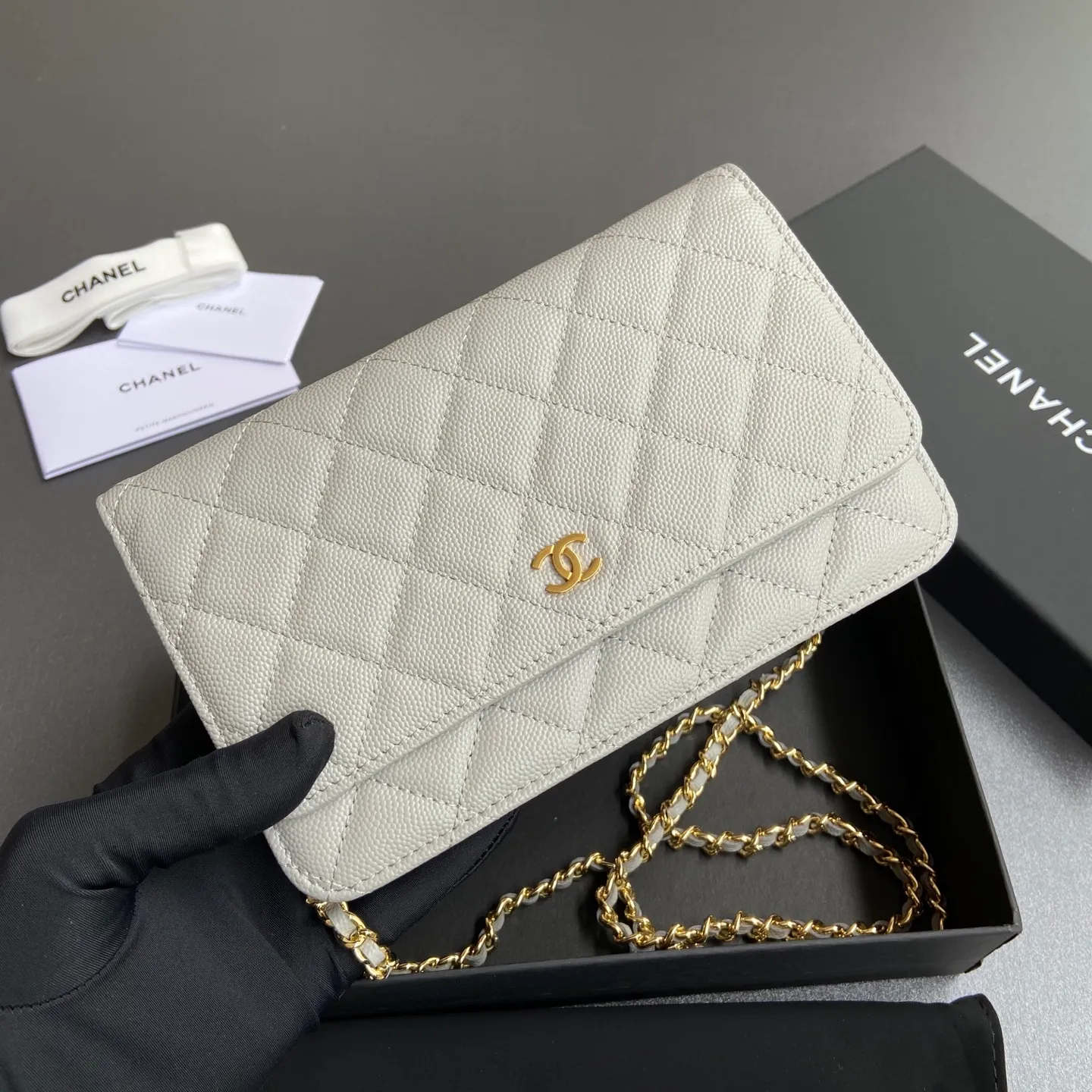 Xiaoxiang imported Italian grained calfskin Item No.: A0250 Price: 640 Size: w20×h13×d3.5cm Color: Light gray fine ball pattern golden steel mark