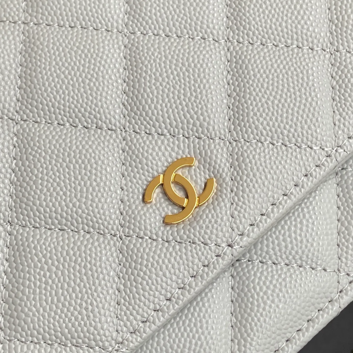 Xiaoxiang imported Italian grained calfskin Item No.: A0250 Price: 640 Size: w20×h13×d3.5cm Color: Light gray fine ball pattern golden steel mark