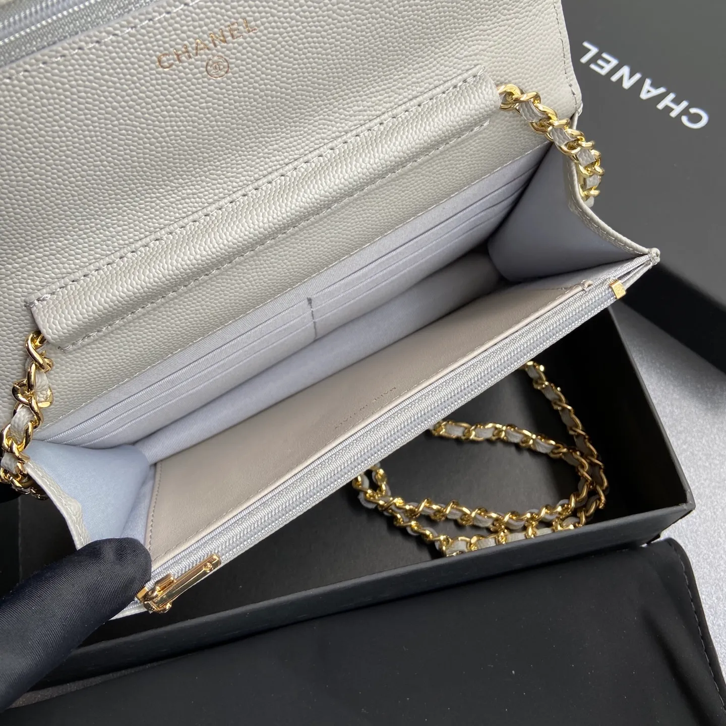 Xiaoxiang imported Italian grained calfskin Item No.: A0250 Price: 640 Size: w20×h13×d3.5cm Color: Light gray fine ball pattern golden steel mark