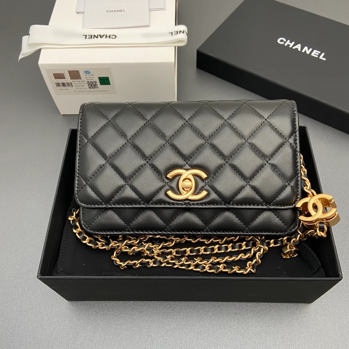 Xiaoxiang imported Italian lambskin 25Bwoc double C snap button adjustable chain, fashionable and classic but not outdated Item number: AP7876 Price: 860 Size: w19×h12×d4.5cm Color: black sheepskin gold hardware