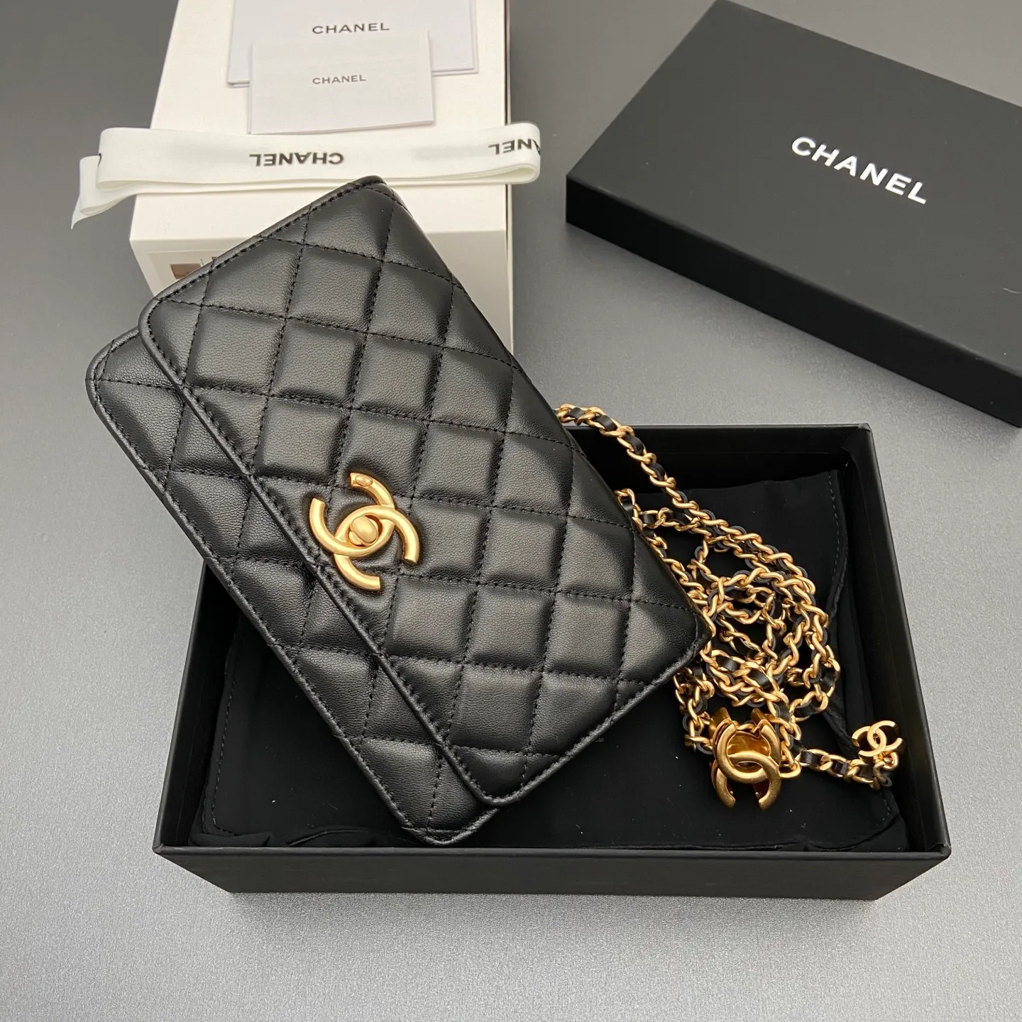 Xiaoxiang imported Italian lambskin 25Bwoc double C snap button adjustable chain, fashionable and classic but not outdated Item number: AP7876 Price: 860 Size: w19×h12×d4.5cm Color: black sheepskin gold hardware