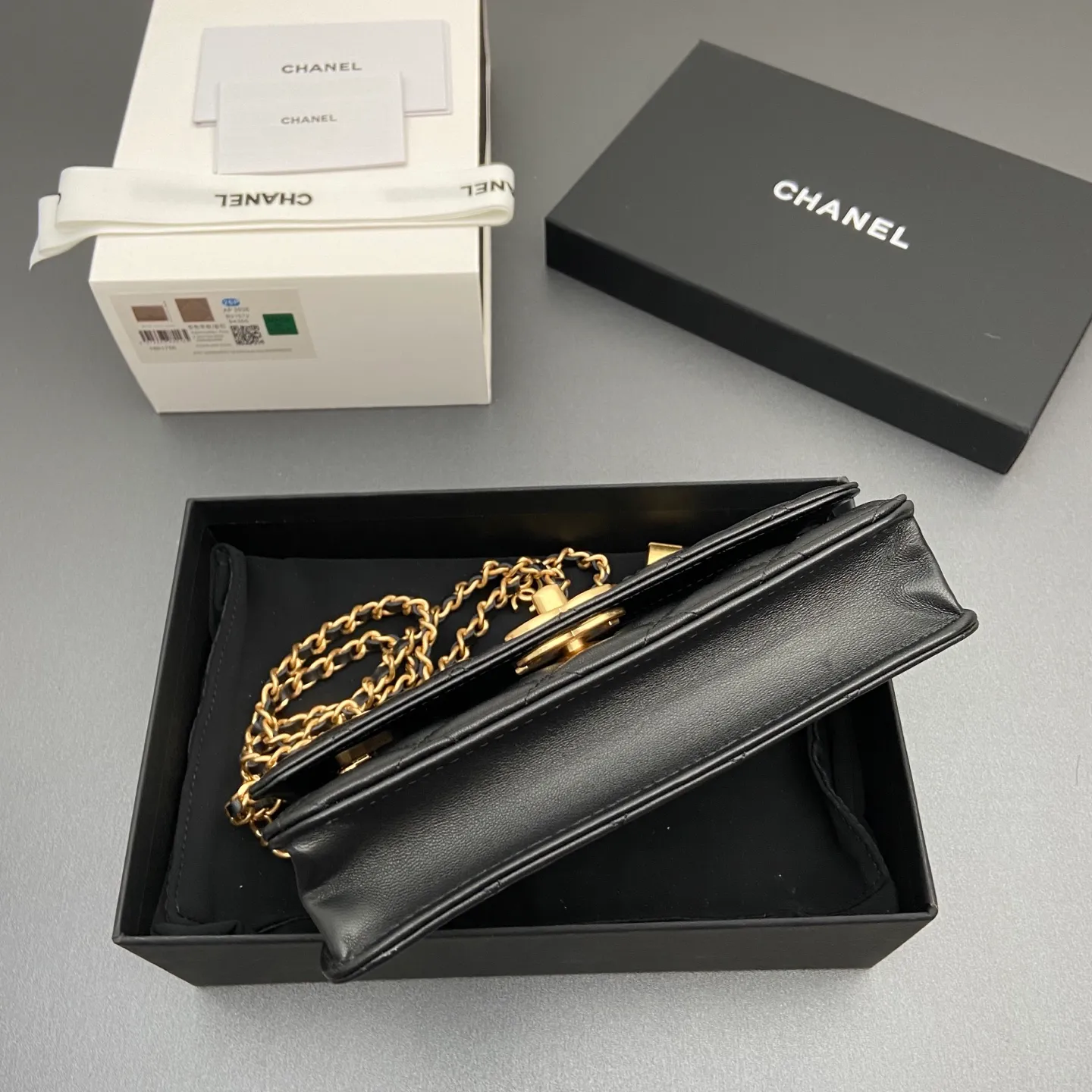 Xiaoxiang imported Italian lambskin 25Bwoc double C snap button adjustable chain, fashionable and classic but not outdated Item number: AP7876 Price: 860 Size: w19×h12×d4.5cm Color: black sheepskin gold hardware
