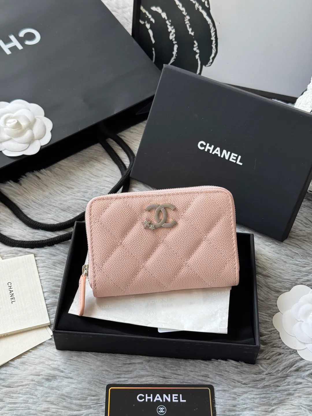 💰360💰 4050 autumn new product zipper small coin purse with zipper inside chanel small zipper card holder with new luogo zipper compartment inside made of caviar cowhide original quality credit card holder number: 4815 size: 11x7.5x2cm