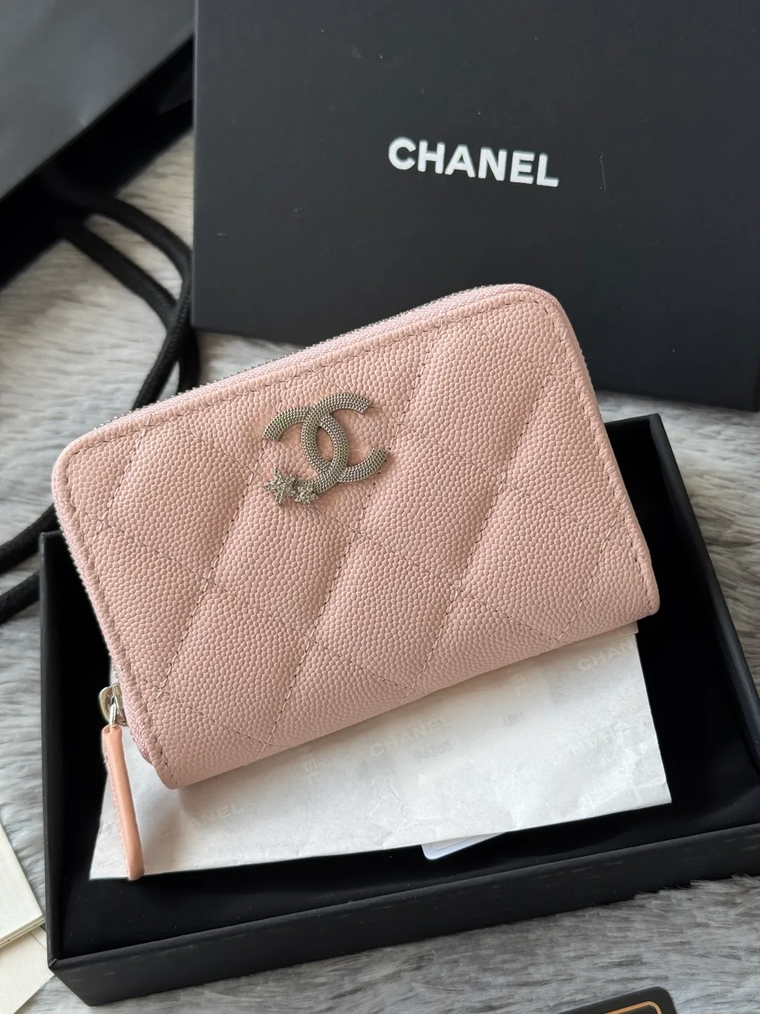 💰360💰 4050 autumn new product zipper small coin purse with zipper inside chanel small zipper card holder with new luogo zipper compartment inside made of caviar cowhide original quality credit card holder number: 4815 size: 11x7.5x2cm