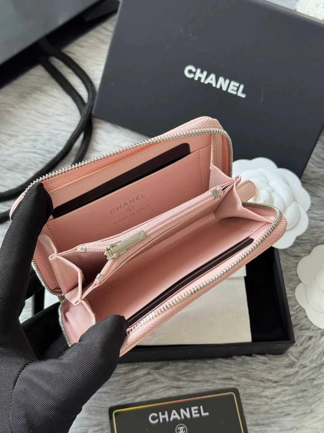 💰360💰 4050 autumn new product zipper small coin purse with zipper inside chanel small zipper card holder with new luogo zipper compartment inside made of caviar cowhide original quality credit card holder number: 4815 size: 11x7.5x2cm
