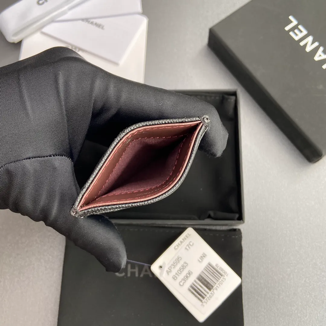 [Special grade hardware original leather] ¥260 Xiaoxiang card holder series Quilted card holder with iconic metal logo Silver tone metal hardware, exclusive Italian imported leather 5 card slots No.: 3595 Size: w8×11.5cm