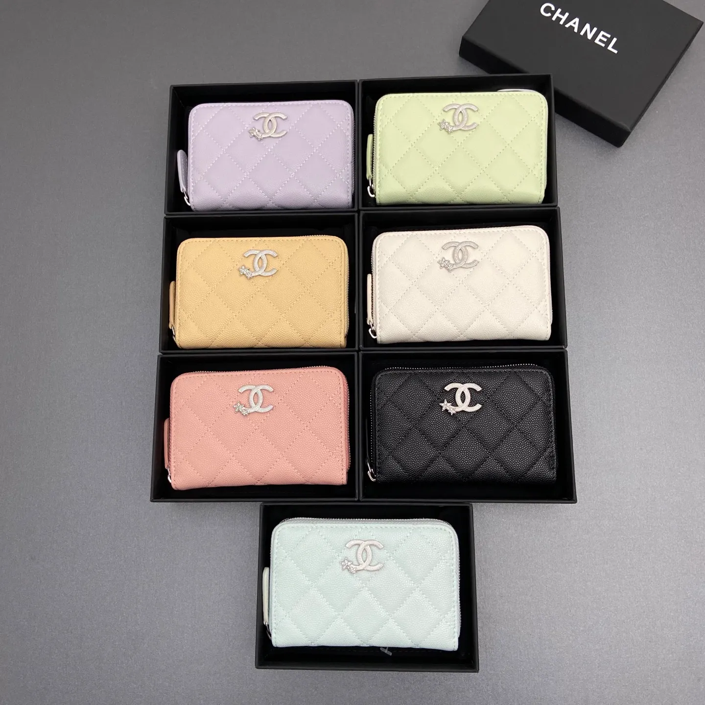 25b new series caviar cowhide with stars ⭐logo shiny blingblibg~zipper bag card holder series 6 card slots, 1 zipper bag Item number: AP 9626 Price: 370 Size: w13×h8.5×d2cm Color: fine ball pattern silver star hardware