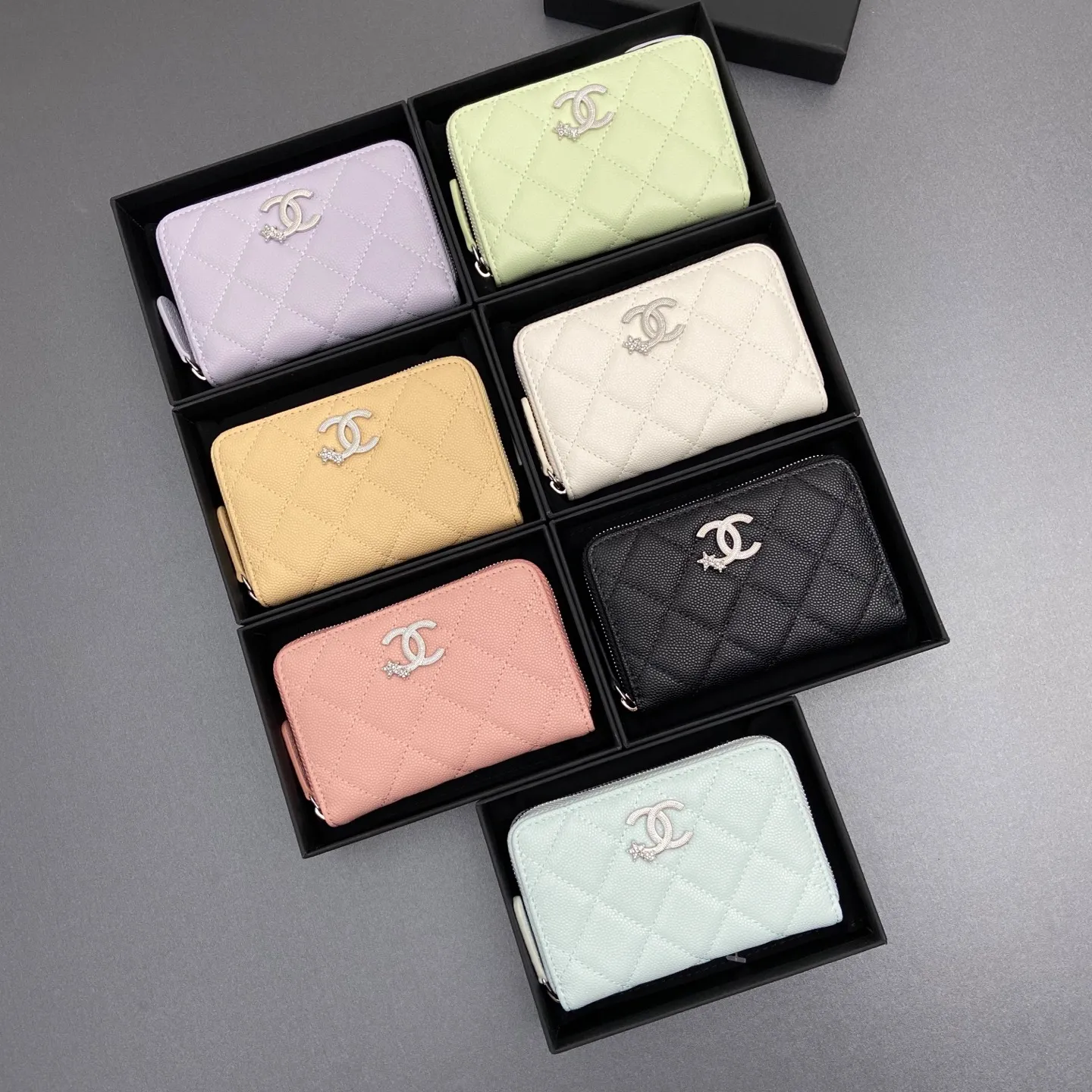 25b new series caviar cowhide with stars ⭐logo shiny blingblibg~zipper bag card holder series 6 card slots, 1 zipper bag Item number: AP 9626 Price: 370 Size: w13×h8.5×d2cm Color: fine ball pattern silver star hardware