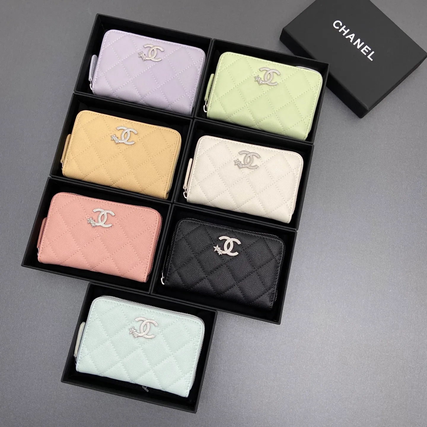 25b new series caviar cowhide with stars ⭐logo shiny blingblibg~zipper bag card holder series 6 card slots, 1 zipper bag Item number: AP 9626 Price: 370 Size: w13×h8.5×d2cm Color: fine ball pattern silver star hardware