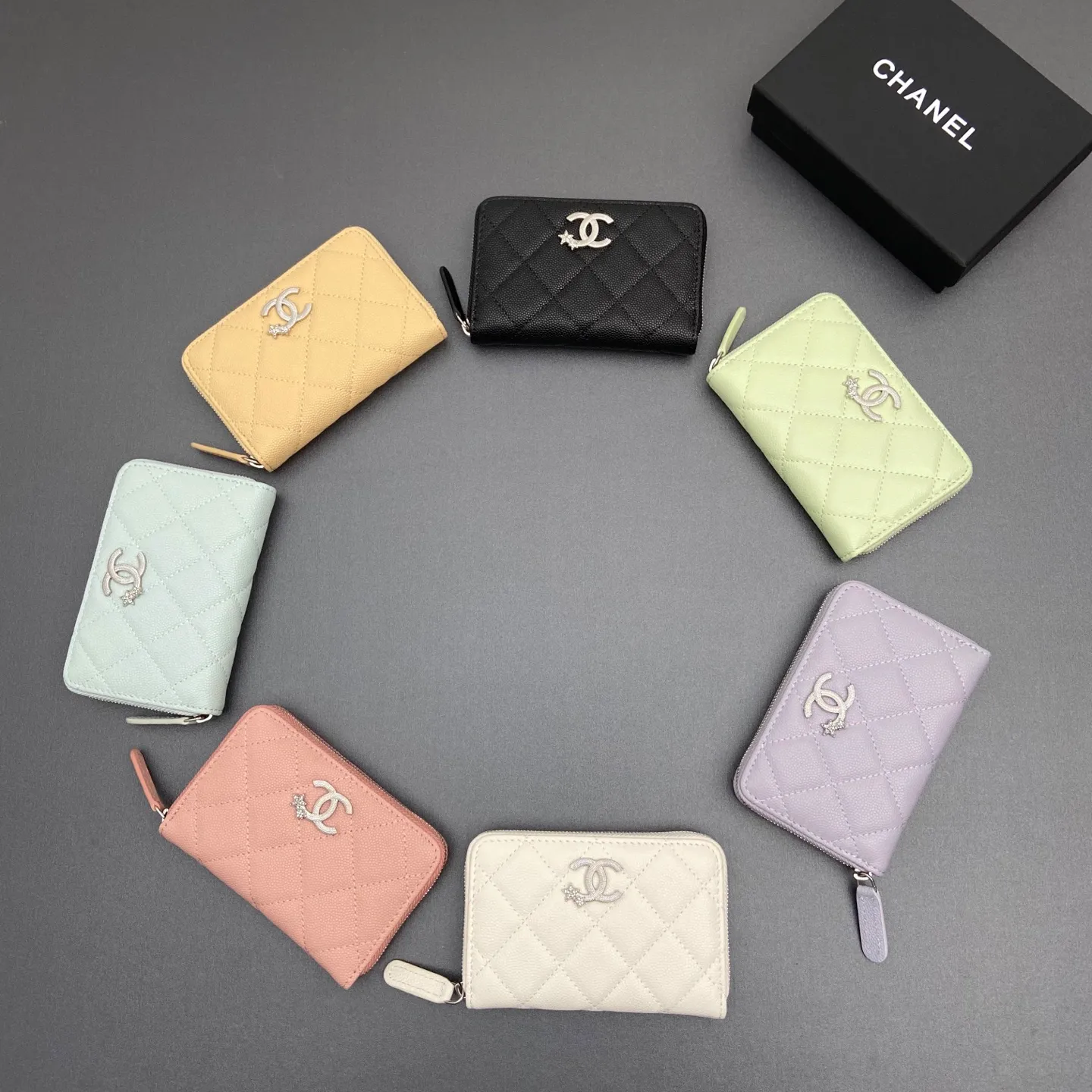 25b new series caviar cowhide with stars ⭐logo shiny blingblibg~zipper bag card holder series 6 card slots, 1 zipper bag Item number: AP 9626 Price: 370 Size: w13×h8.5×d2cm Color: fine ball pattern silver star hardware