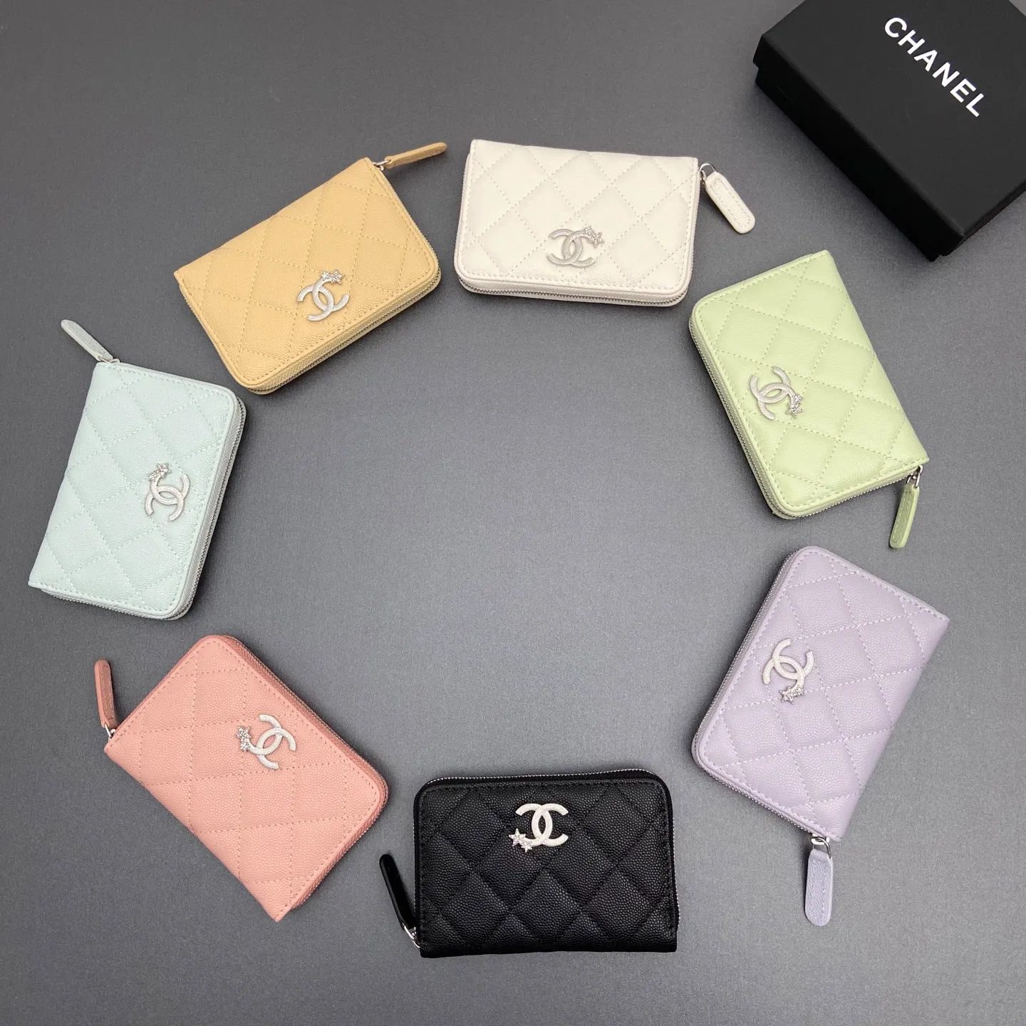 25b new series caviar cowhide with stars ⭐logo shiny blingblibg~zipper bag card holder series 6 card slots, 1 zipper bag Item number: AP 9626 Price: 370 Size: w13×h8.5×d2cm Color: fine ball pattern silver star hardware