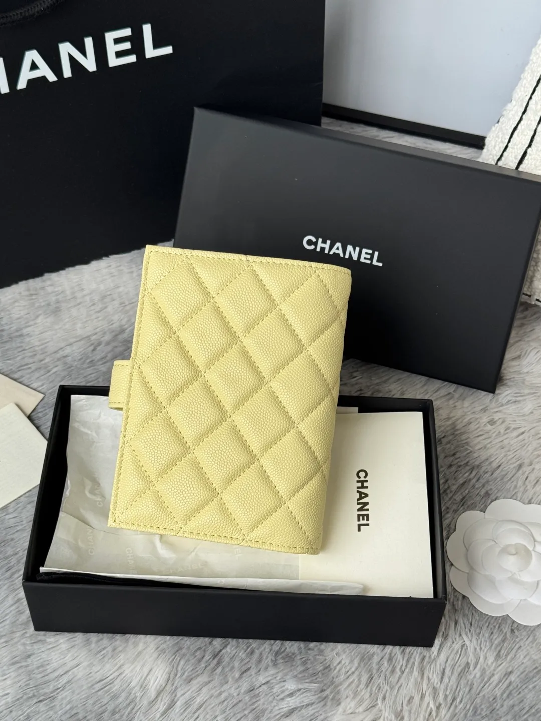 💰440💰4050 New product launched Passport wallet 2-in-1 passport holder that can hold cash, credit card and passport. CHANEL multifunctional passport holder, original quality, imported caviar, cowhide, color as shown in the picture, exclusive real shot, this design may also enter the classic series in the future. Style number: AP6392 Size: 15*10*3cm.