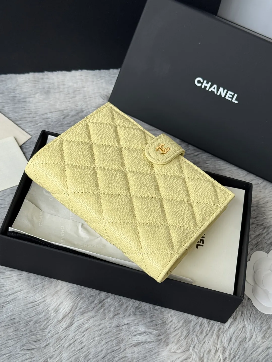 💰440💰4050 New product launched Passport wallet 2-in-1 passport holder that can hold cash, credit card and passport. CHANEL multifunctional passport holder, original quality, imported caviar, cowhide, color as shown in the picture, exclusive real shot, this design may also enter the classic series in the future. Style number: AP6392 Size: 15*10*3cm.