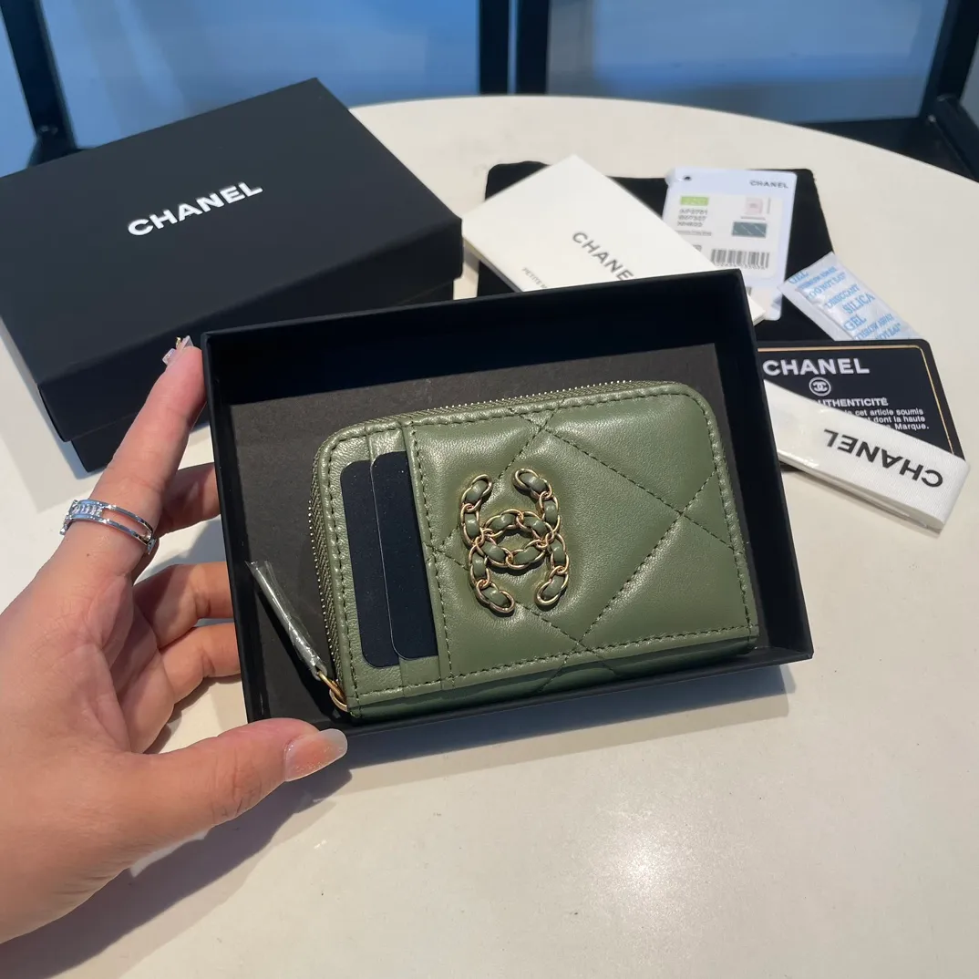 💰320😊Upgraded version💋🆕Ohanel new color🆕The latest zipper card holder with multiple card slots. The texture of goatskin is unparalleled. 😼The 19 series that is mainly recommended this season is a big rhombus with a strong retro style. I want to buy every color🧸 The logo is eye-catching and unique, the goatskin has a faint luster, and the temperament instantly ups and downs❣The fashionable style and style are also jointly created by Karl and Viard. The first series launched by the new artistic director will be a key recommendation of the brand from this year to next year, conveying the essence of the brand, with a full set of packaging 2701🍃size: 7.5*11cm