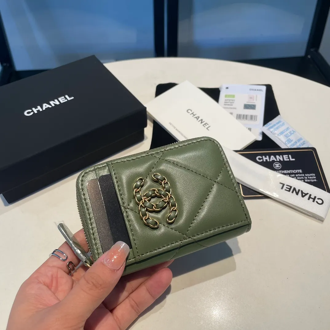 💰320😊Upgraded version💋🆕Ohanel new color🆕The latest zipper card holder with multiple card slots. The texture of goatskin is unparalleled. 😼The 19 series that is mainly recommended this season is a big rhombus with a strong retro style. I want to buy every color🧸 The logo is eye-catching and unique, the goatskin has a faint luster, and the temperament instantly ups and downs❣The fashionable style and style are also jointly created by Karl and Viard. The first series launched by the new artistic director will be a key recommendation of the brand from this year to next year, conveying the essence of the brand, with a full set of packaging 2701🍃size: 7.5*11cm