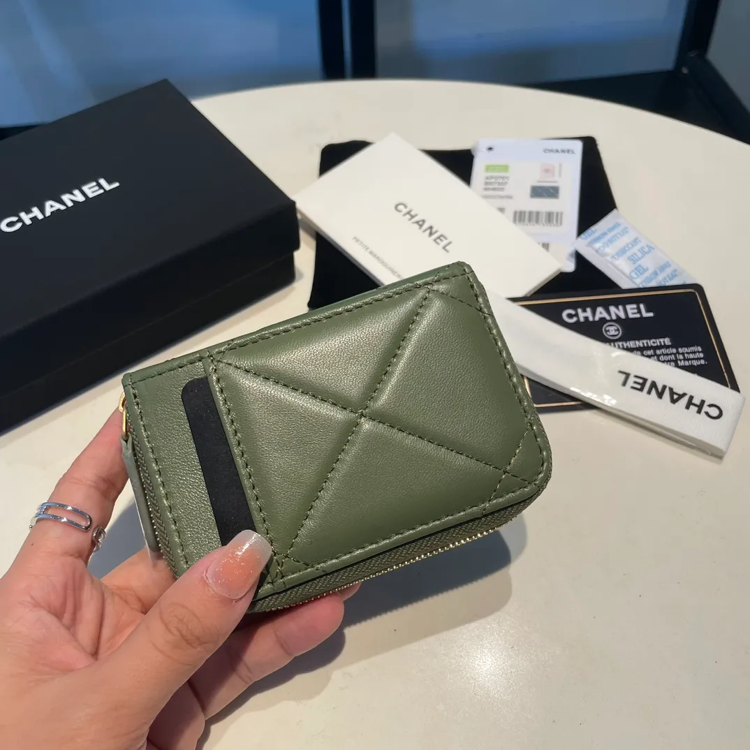💰320😊Upgraded version💋🆕Ohanel new color🆕The latest zipper card holder with multiple card slots. The texture of goatskin is unparalleled. 😼The 19 series that is mainly recommended this season is a big rhombus with a strong retro style. I want to buy every color🧸 The logo is eye-catching and unique, the goatskin has a faint luster, and the temperament instantly ups and downs❣The fashionable style and style are also jointly created by Karl and Viard. The first series launched by the new artistic director will be a key recommendation of the brand from this year to next year, conveying the essence of the brand, with a full set of packaging 2701🍃size: 7.5*11cm