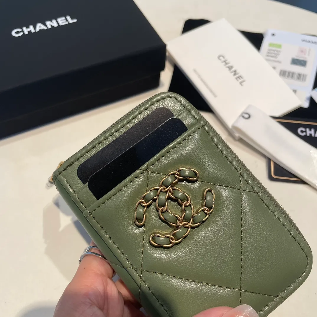 💰320😊Upgraded version💋🆕Ohanel new color🆕The latest zipper card holder with multiple card slots. The texture of goatskin is unparalleled. 😼The 19 series that is mainly recommended this season is a big rhombus with a strong retro style. I want to buy every color🧸 The logo is eye-catching and unique, the goatskin has a faint luster, and the temperament instantly ups and downs❣The fashionable style and style are also jointly created by Karl and Viard. The first series launched by the new artistic director will be a key recommendation of the brand from this year to next year, conveying the essence of the brand, with a full set of packaging 2701🍃size: 7.5*11cm