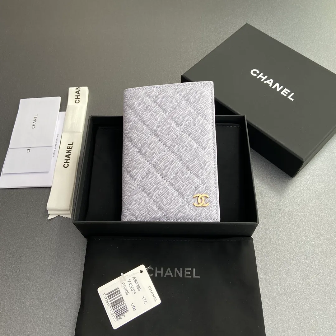 [Special grade hardware original leather] ¥280 Xiaoxiang passport holder series Quilted card holder with iconic metal logo Gold tone metal hardware, special Italian imported leather 4 card slots, 1 passport holder Number: 80385 Light purple thin ball light gold Size: w10×h15×d2cm