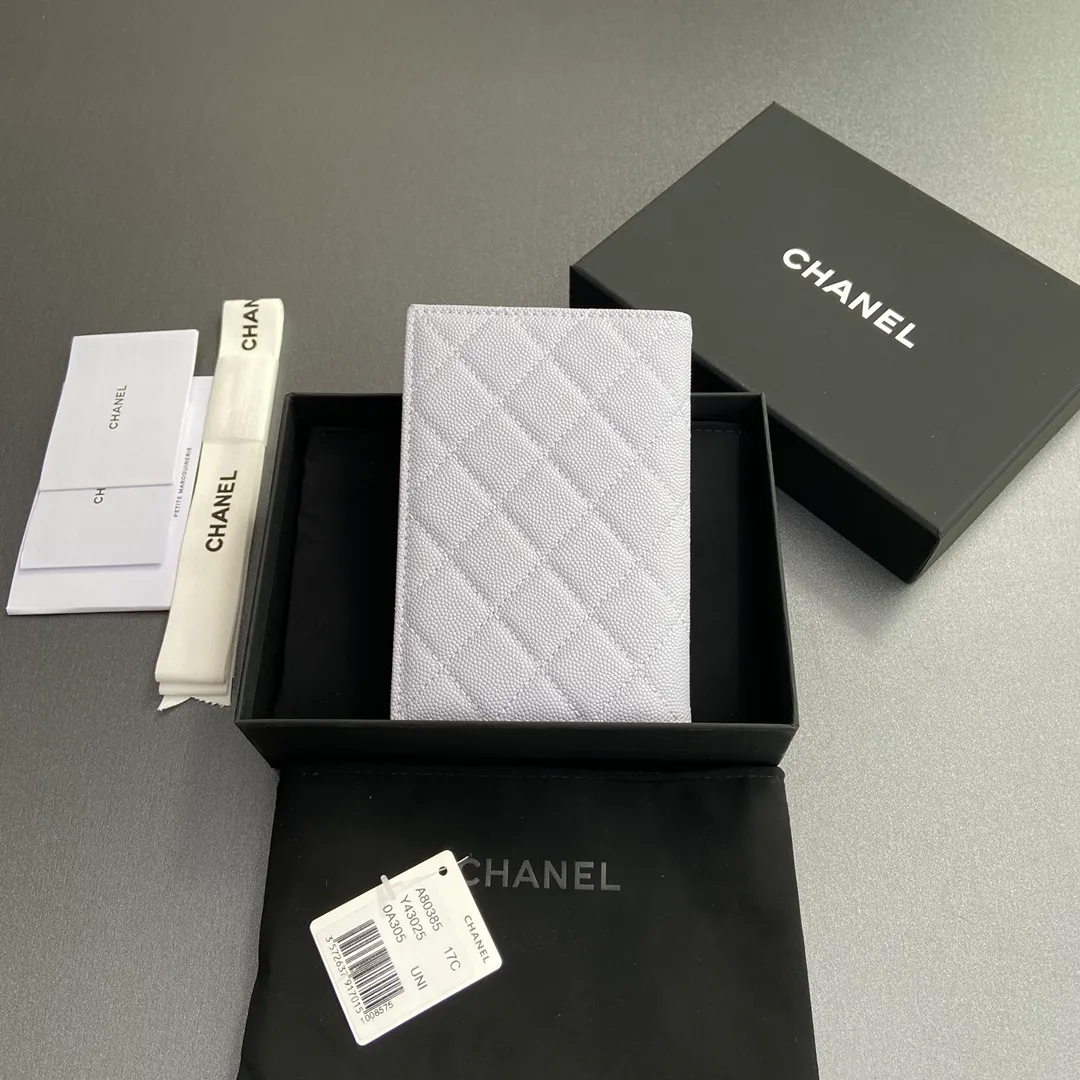 [Special grade hardware original leather] ¥280 Xiaoxiang passport holder series Quilted card holder with iconic metal logo Gold tone metal hardware, special Italian imported leather 4 card slots, 1 passport holder Number: 80385 Light purple thin ball light gold Size: w10×h15×d2cm