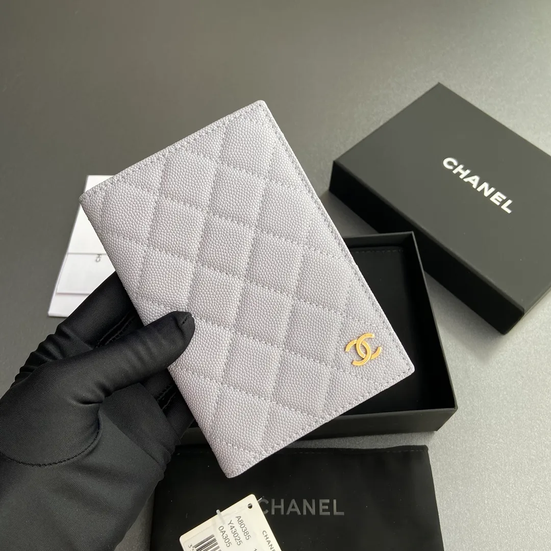 [Special grade hardware original leather] ¥280 Xiaoxiang passport holder series Quilted card holder with iconic metal logo Gold tone metal hardware, special Italian imported leather 4 card slots, 1 passport holder Number: 80385 Light purple thin ball light gold Size: w10×h15×d2cm