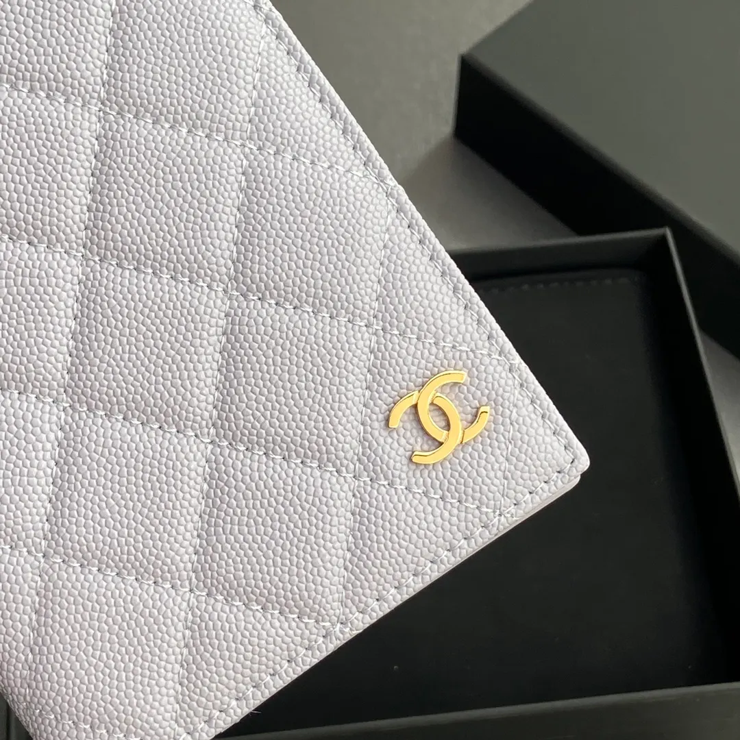 [Special grade hardware original leather] ¥280 Xiaoxiang passport holder series Quilted card holder with iconic metal logo Gold tone metal hardware, special Italian imported leather 4 card slots, 1 passport holder Number: 80385 Light purple thin ball light gold Size: w10×h15×d2cm