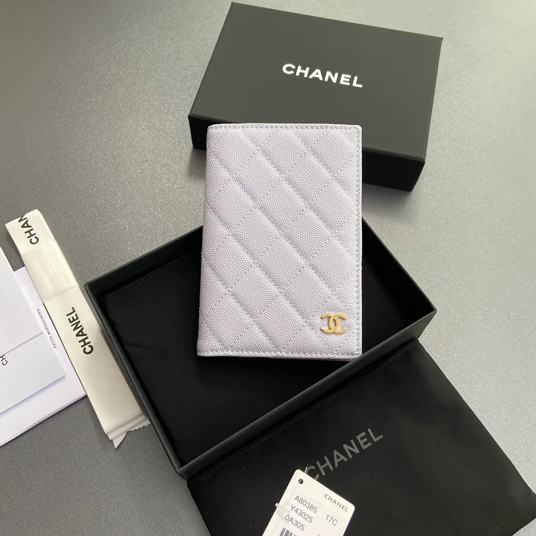 [Special grade hardware original leather] ¥280 Xiaoxiang passport holder series Quilted card holder with iconic metal logo Gold tone metal hardware, special Italian imported leather 4 card slots, 1 passport holder Number: 80385 Light purple thin ball light gold Size: w10×h15×d2cm