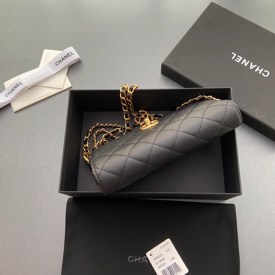 Xiaoxiang imported Italian grained calfskin Item number: AP096020 Price: 860 Size: w20×h13×d3.5cm Color: black fine-grained gold steel mark 23b adjustable chain WOC chain matching, can be adjusted