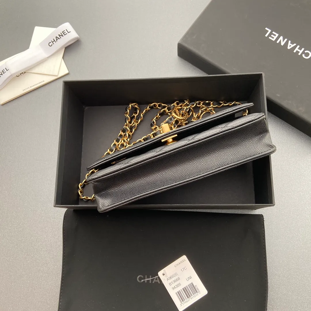 Xiaoxiang imported Italian grained calfskin Item number: AP096020 Price: 860 Size: w20×h13×d3.5cm Color: black fine-grained gold steel mark 23b adjustable chain WOC chain matching, can be adjusted