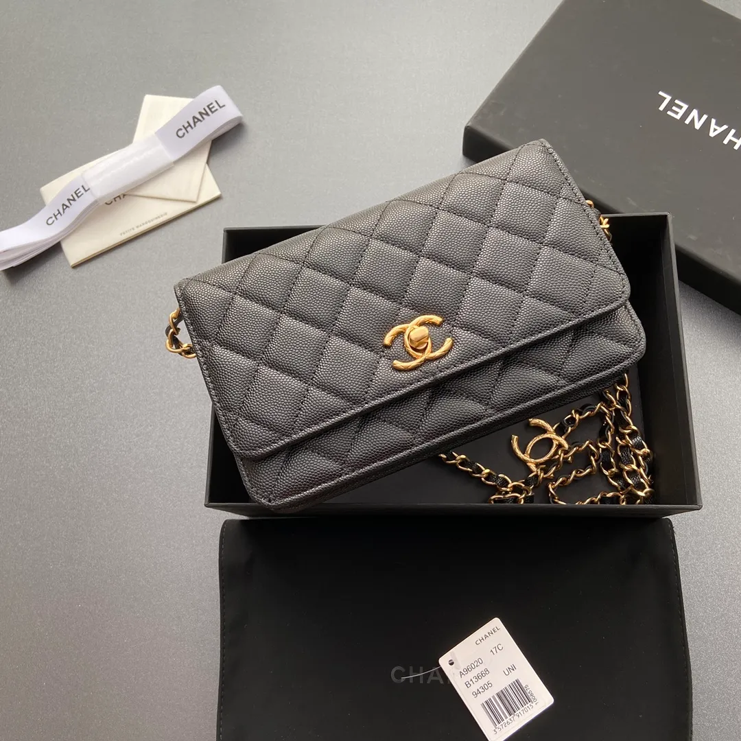 Xiaoxiang imported Italian grained calfskin Item number: AP096020 Price: 860 Size: w20×h13×d3.5cm Color: black fine-grained gold steel mark 23b adjustable chain WOC chain matching, can be adjusted