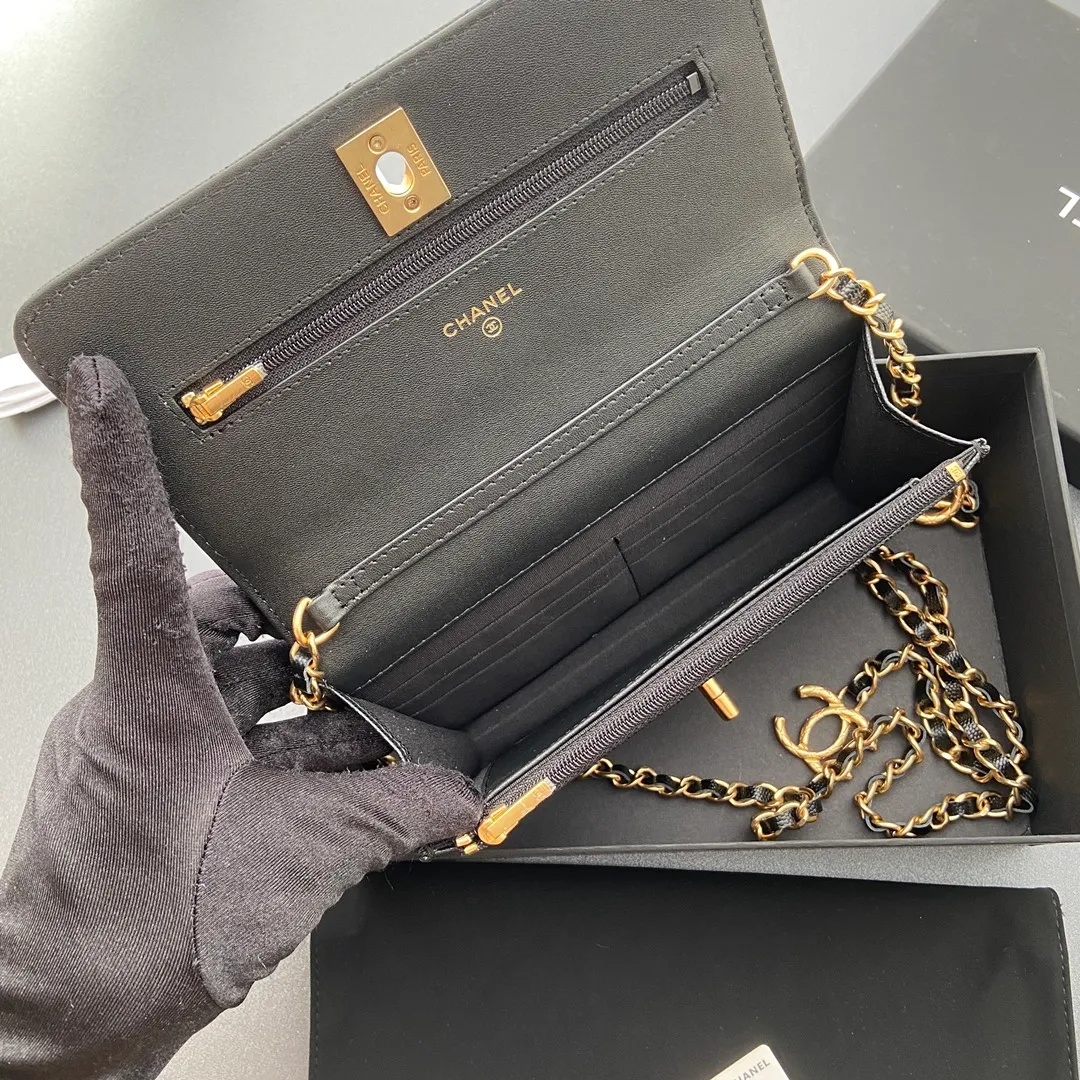 Xiaoxiang imported Italian grained calfskin Item number: AP096020 Price: 860 Size: w20×h13×d3.5cm Color: black fine-grained gold steel mark 23b adjustable chain WOC chain matching, can be adjusted