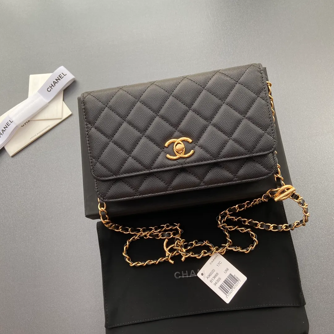 Xiaoxiang imported Italian grained calfskin Item number: AP096020 Price: 860 Size: w20×h13×d3.5cm Color: black fine-grained gold steel mark 23b adjustable chain WOC chain matching, can be adjusted