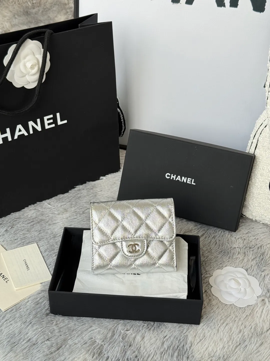💰440💰 Lambskin CF short tri-fold wallet is now available! Chanel Grandma Xiang has 6 card slots, and there is a coin purse at the back, so you can put 2,000 Mao Zedong without any trouble at all! Delicate leather and gold hardware! Full of fashion sense, very fashionable, can be held in hand, can be put in the bag, very good for storage. Style number: 82288, size 10.5*11.5*3cm, color as shown in the picture, exclusive real shot