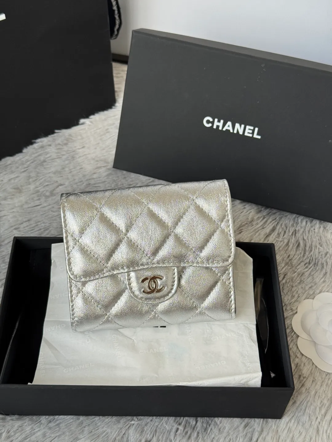 💰440💰 Lambskin CF short tri-fold wallet is now available! Chanel Grandma Xiang has 6 card slots, and there is a coin purse at the back, so you can put 2,000 Mao Zedong without any trouble at all! Delicate leather and gold hardware! Full of fashion sense, very fashionable, can be held in hand, can be put in the bag, very good for storage. Style number: 82288, size 10.5*11.5*3cm, color as shown in the picture, exclusive real shot