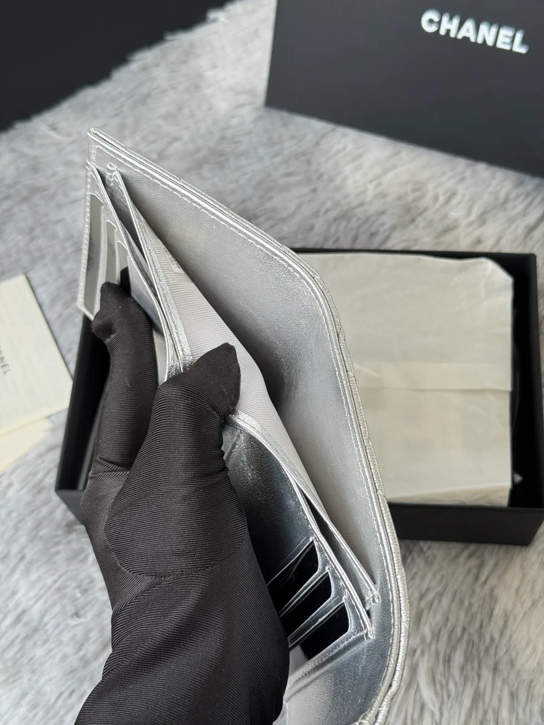 💰440💰 Lambskin CF short tri-fold wallet is now available! Chanel Grandma Xiang has 6 card slots, and there is a coin purse at the back, so you can put 2,000 Mao Zedong without any trouble at all! Delicate leather and gold hardware! Full of fashion sense, very fashionable, can be held in hand, can be put in the bag, very good for storage. Style number: 82288, size 10.5*11.5*3cm, color as shown in the picture, exclusive real shot