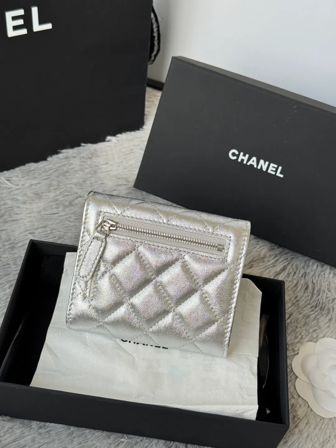 💰440💰 Lambskin CF short tri-fold wallet is now available! Chanel Grandma Xiang has 6 card slots, and there is a coin purse at the back, so you can put 2,000 Mao Zedong without any trouble at all! Delicate leather and gold hardware! Full of fashion sense, very fashionable, can be held in hand, can be put in the bag, very good for storage. Style number: 82288, size 10.5*11.5*3cm, color as shown in the picture, exclusive real shot
