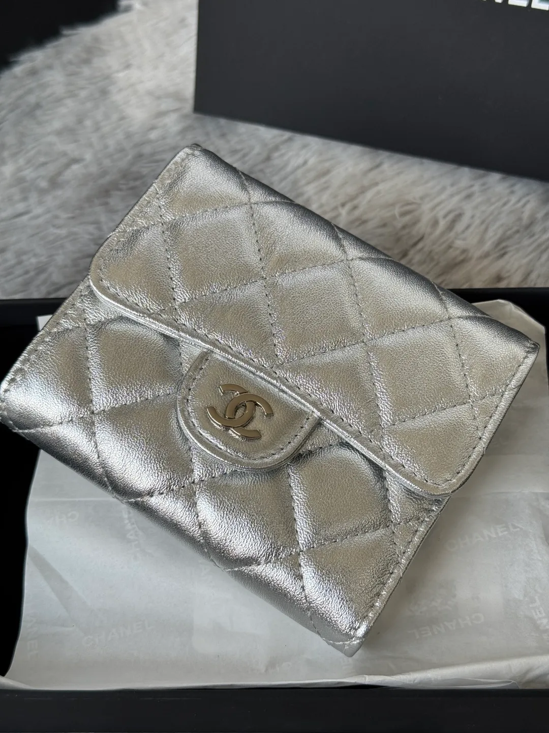 💰440💰 Lambskin CF short tri-fold wallet is now available! Chanel Grandma Xiang has 6 card slots, and there is a coin purse at the back, so you can put 2,000 Mao Zedong without any trouble at all! Delicate leather and gold hardware! Full of fashion sense, very fashionable, can be held in hand, can be put in the bag, very good for storage. Style number: 82288, size 10.5*11.5*3cm, color as shown in the picture, exclusive real shot