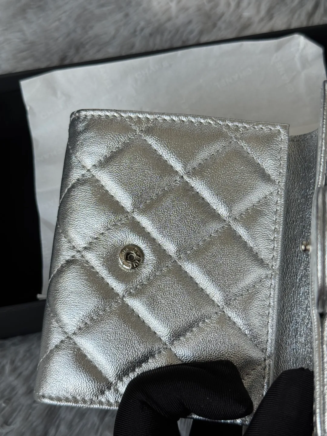 💰440💰 Lambskin CF short tri-fold wallet is now available! Chanel Grandma Xiang has 6 card slots, and there is a coin purse at the back, so you can put 2,000 Mao Zedong without any trouble at all! Delicate leather and gold hardware! Full of fashion sense, very fashionable, can be held in hand, can be put in the bag, very good for storage. Style number: 82288, size 10.5*11.5*3cm, color as shown in the picture, exclusive real shot