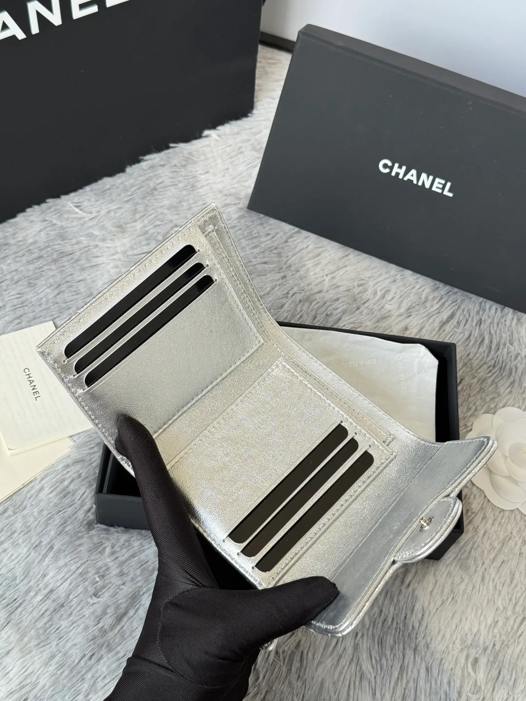 💰440💰 Lambskin CF short tri-fold wallet is now available! Chanel Grandma Xiang has 6 card slots, and there is a coin purse at the back, so you can put 2,000 Mao Zedong without any trouble at all! Delicate leather and gold hardware! Full of fashion sense, very fashionable, can be held in hand, can be put in the bag, very good for storage. Style number: 82288, size 10.5*11.5*3cm, color as shown in the picture, exclusive real shot