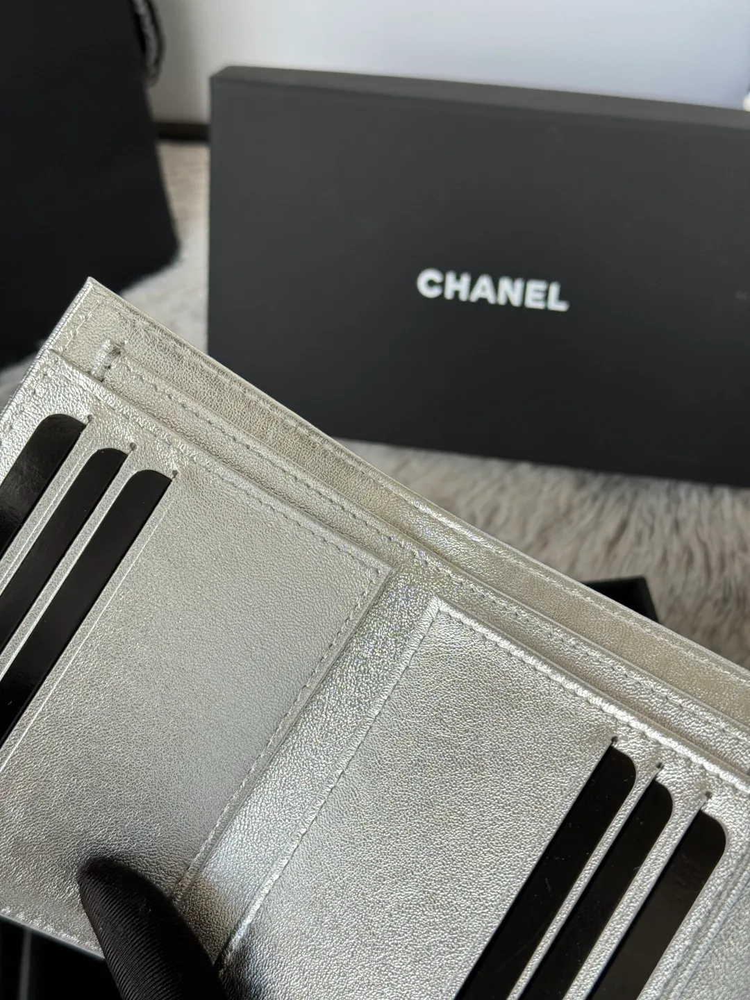 💰440💰 Lambskin CF short tri-fold wallet is now available! Chanel Grandma Xiang has 6 card slots, and there is a coin purse at the back, so you can put 2,000 Mao Zedong without any trouble at all! Delicate leather and gold hardware! Full of fashion sense, very fashionable, can be held in hand, can be put in the bag, very good for storage. Style number: 82288, size 10.5*11.5*3cm, color as shown in the picture, exclusive real shot